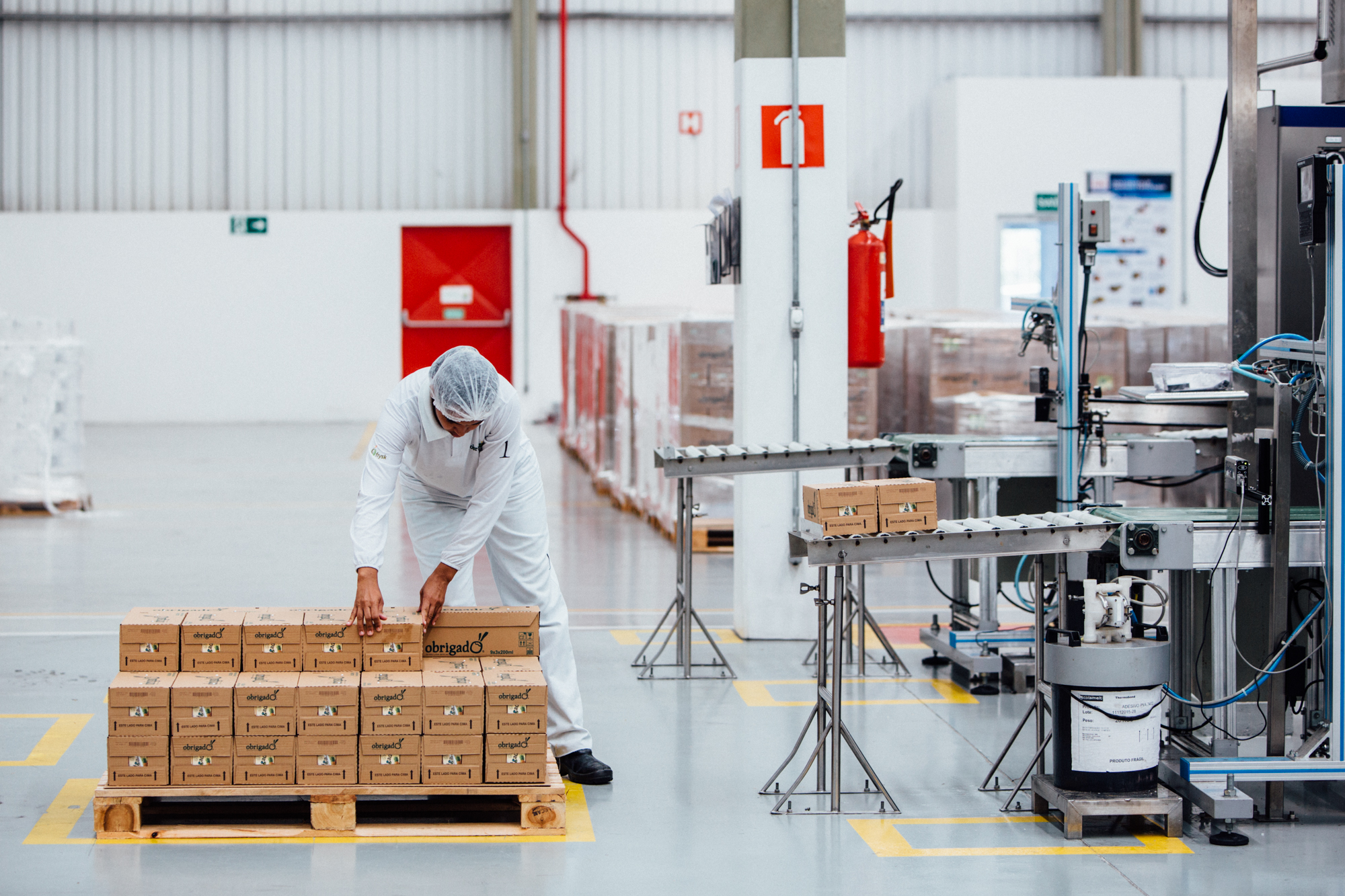 Operação industrial Frysk — envase e paletização de produtos