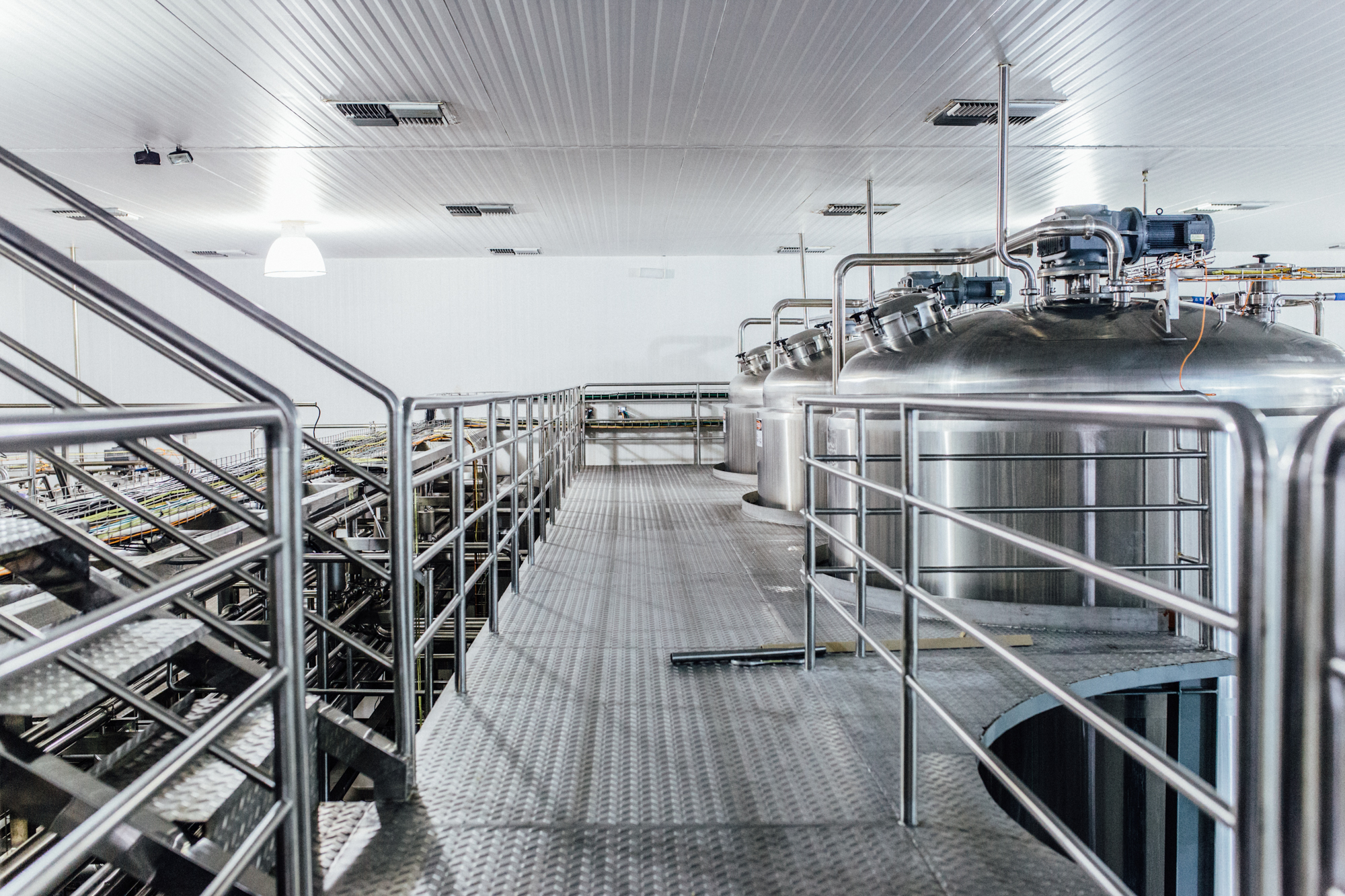 Interior da fábrica Frysk em Conde, Bahia — tanques industriais em aço inox